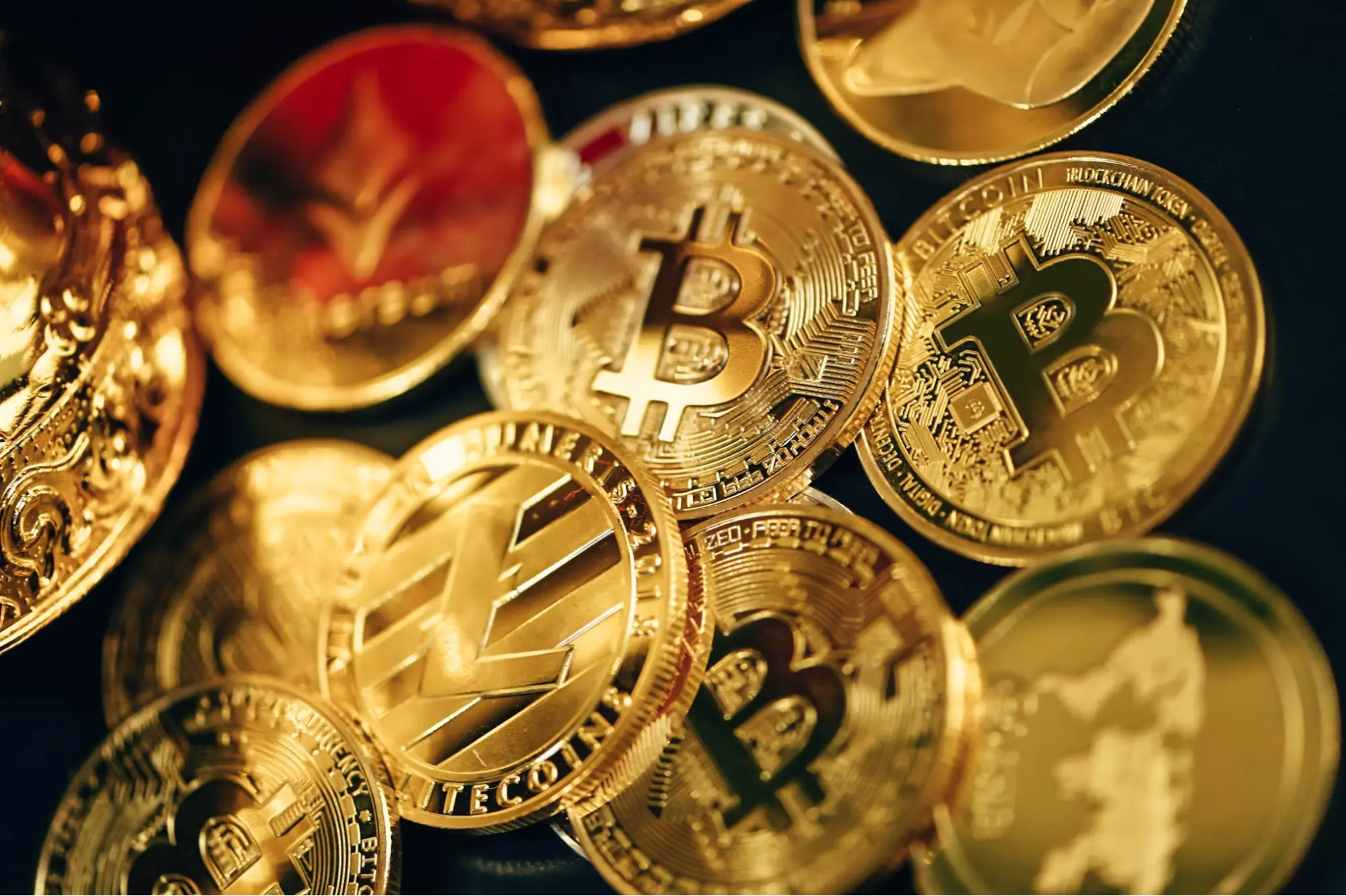 Hyperliquid单日涨8.4%,比特币与XRP带动加密市场普涨
