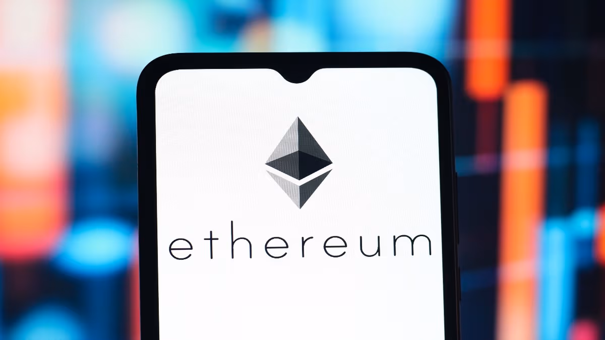Ethereum dragged the total altcoin market capitalization below $880 billion, with a weekly drop of 22%, shaking traders' confidence