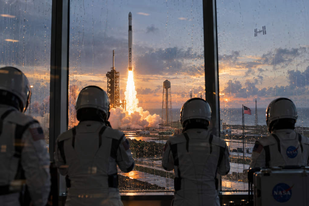 SpaceX 执行第 13 次龙飞船长期任务