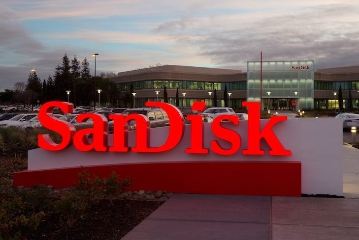 SanDisk 第四财季业绩超预期,但下季指引偏弱后股价跌 5.4%