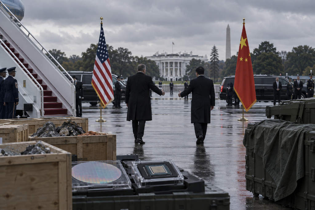 特朗普明赴机场迎接习近平,白宫峰会聚焦稀土、AI芯片与对台军售