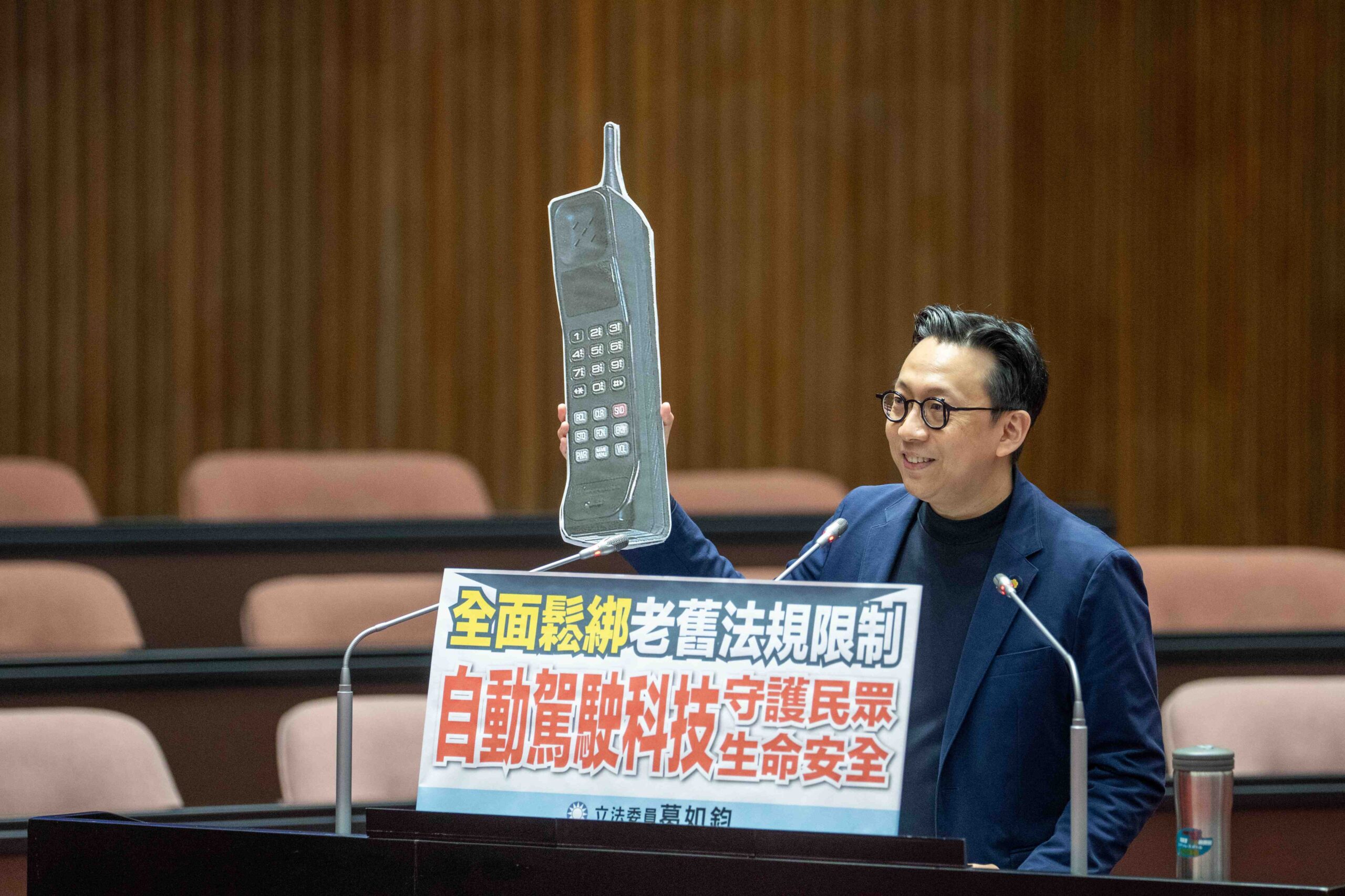 台湾立委批自驾法规落后40年 要求发“AI币”比照文化币
