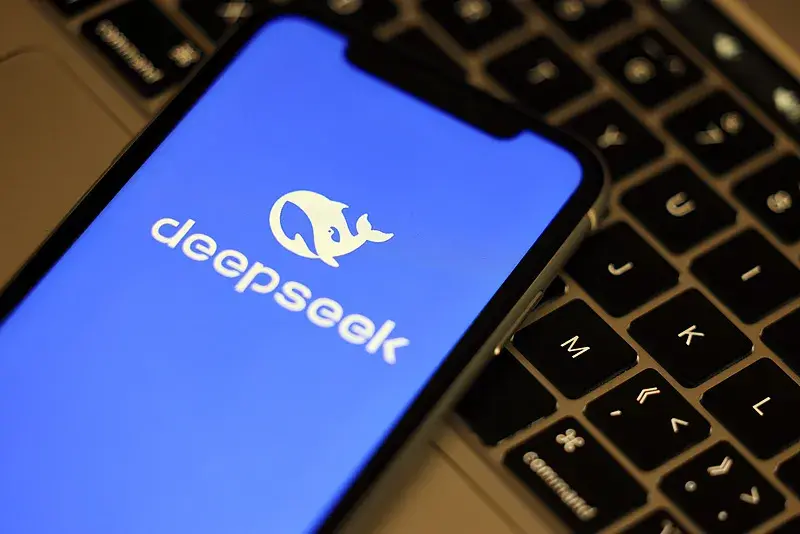 报道称 DeepSeek 重启第二轮融资,投前估值约 5000 亿元