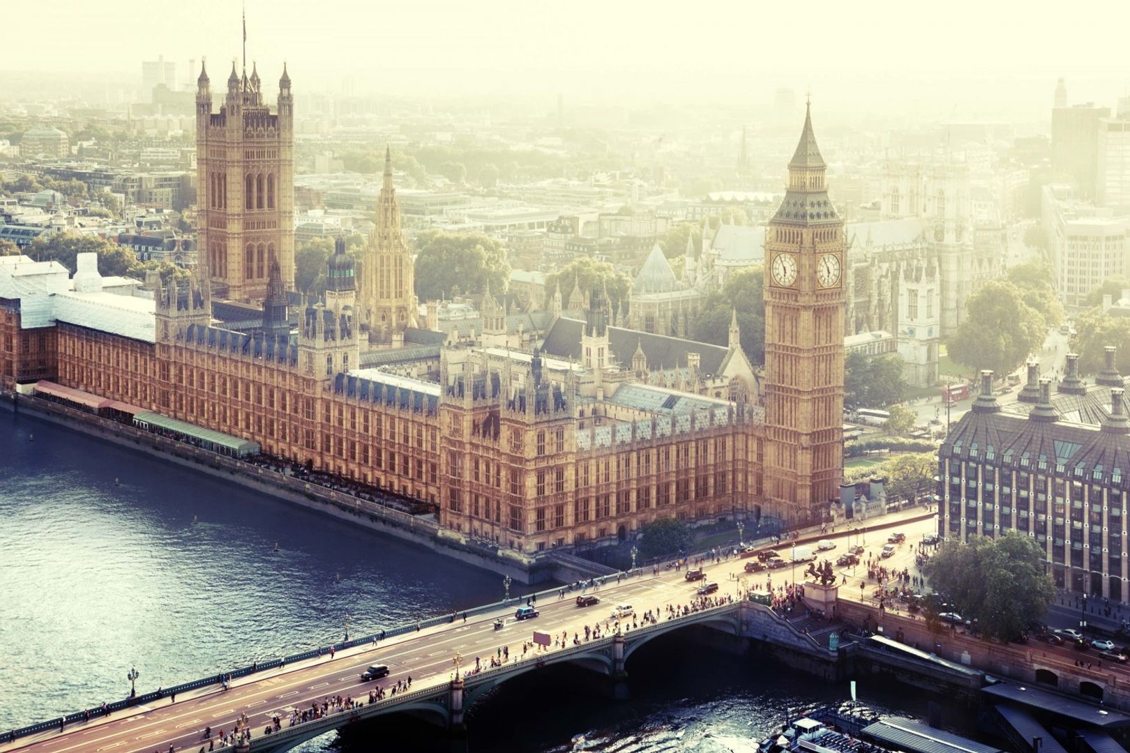 英国议会就加密企业银行账户限制启动调查