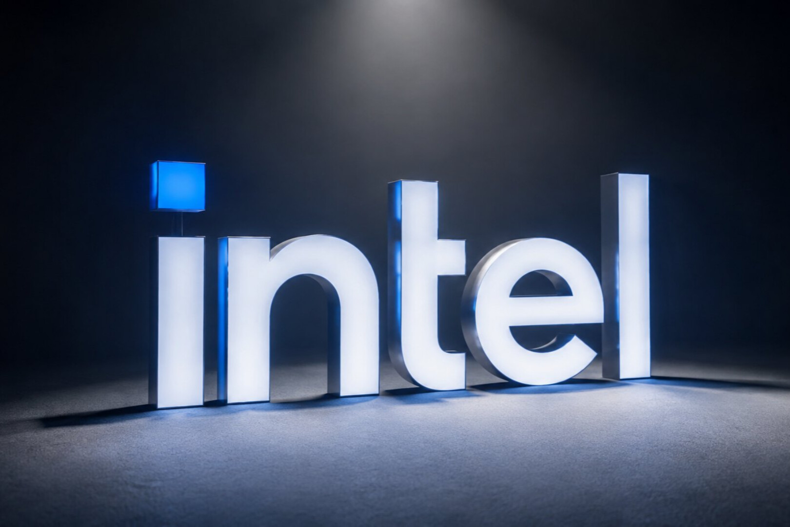 Intel 200 亿美元增发压制股价,AI 扩产与代工投入成焦点