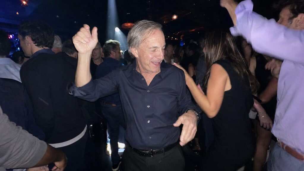 达利欧 77 岁生日现身 Ibiza 夜店,退休后跳到凌晨 4 点